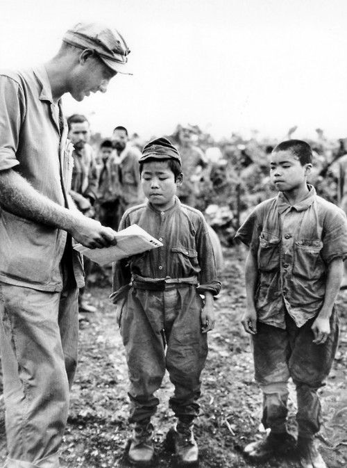 일본군은 오키나와 현지의 중학생들까지 '이등병'으로 전투에 동원하였다.