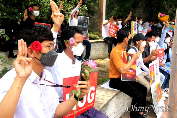 20일 오후 창원역 광장에서 열린 "미얀마 민주주의 연대 16차 일요시위".