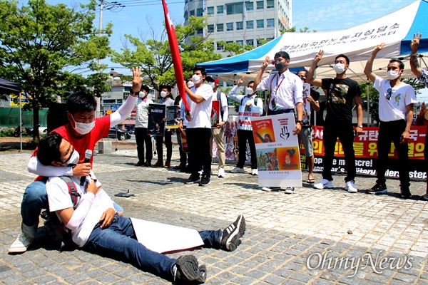 20일 오후 창원역 광장에서 열린 "미얀마 민주주의 연대 16차 일요시위". 이주노동자들이 미얀마 현지에서 벌어지는 상황을 '거리 공연'으로 선보이고 있다.
