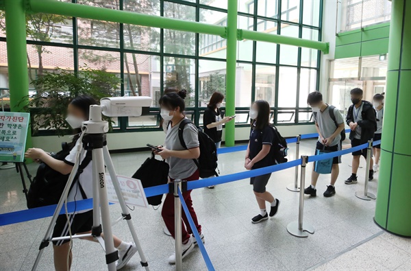 경기도의 한 중학교에서 학생들이 등교하고 있다.