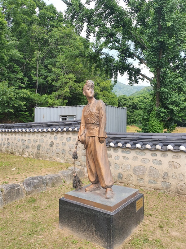 안성은 남사당 패가 탄생했다고 알려져 있고, 조선 말 명성을 떨쳤던 바우덕이의 고향으로 유명하다.