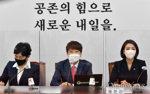 국민의힘 이준석 대표가 21일 서울 여의도 국회에서 열린 최고위원회의에서 발언하고 있다.