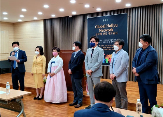  김용락 상임대표가 공동대표들을 소개하고 있다