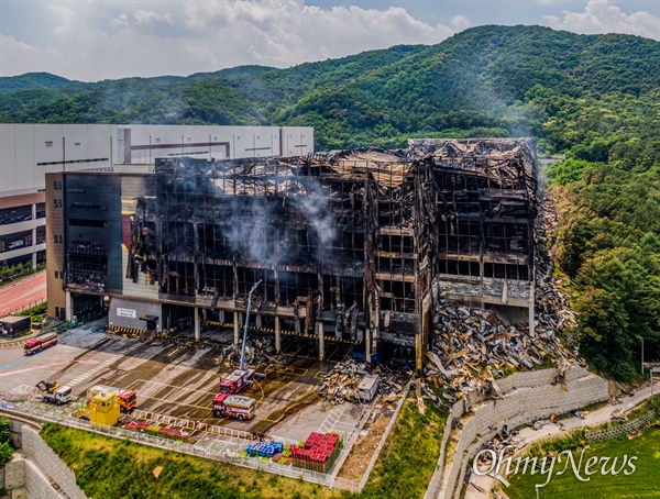 지난 17일 화재가 발생한 경기도 이천 쿠팡 덕평물류센터가 5일이 지난 21일에도 연기가 나고 있다.