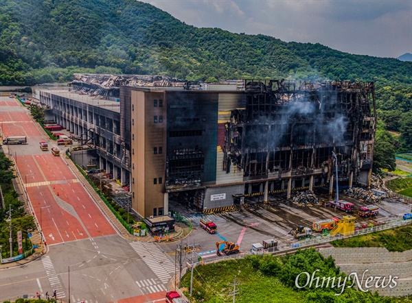 지난 17일 화재가 발생한 경기도 이천 쿠팡 덕평물류센터가 5일이 지난 21일에도 연기가 나고 있다.