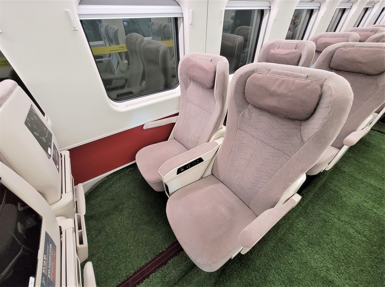 부산 BEXCO에서 개최된 부산국제철도기술산업전에 전시된 새로운 고속열차 EMU-320의 내부 모습. 우등실이다.