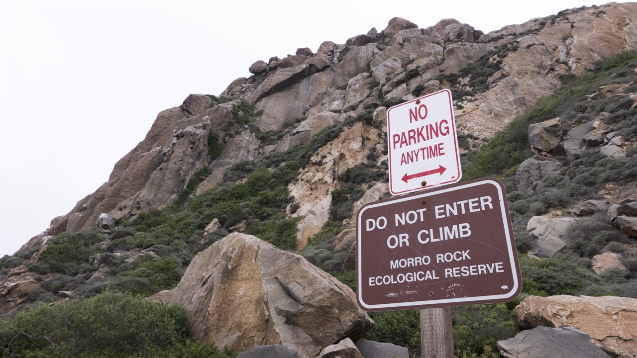 모로락을 등반하는 것은 불법이다. 표지판에 경고 표시가 돼 있다.