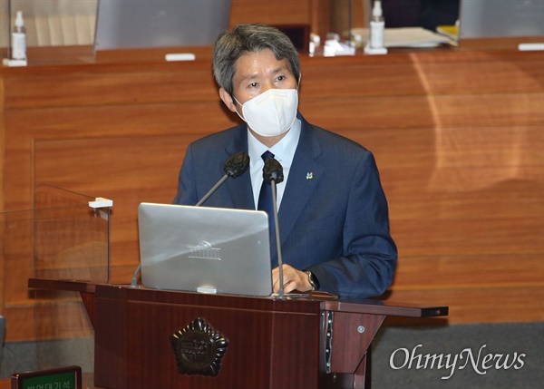 이인영 통일부 장관이 지난 6월 22일 서울 여의도 국회 본회의에서 진행된 정치·외교·통일·안보 분야 대정부 질문에서 답변하고 있다.