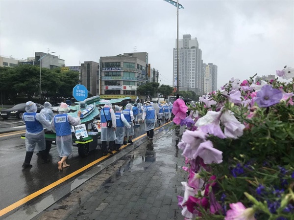 50여 명이 참가한 가운데 이날 행진단은 수지구청역을 출발하여 용인 시내를 행진했다. 경기, 인천, 부천구간 행진은 7월 5일까지 이어지며 이후 행진단은 서울로 들어설 예정이다.