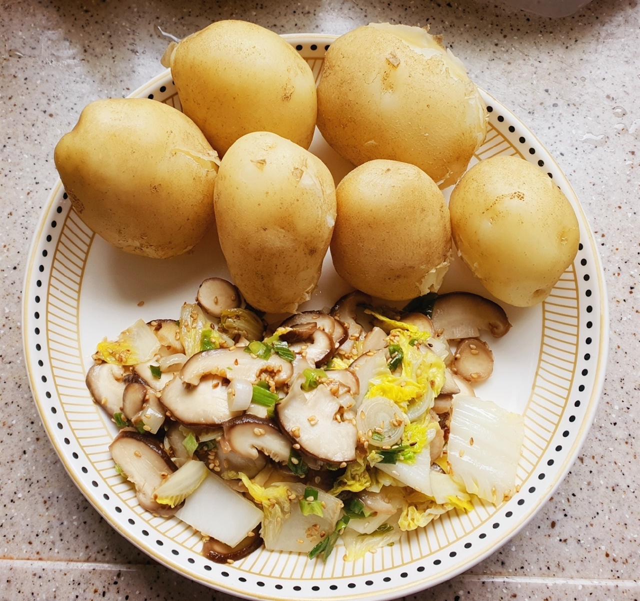 수확한 감자을 삶고, 버섯과 배추로 볶음한 아침밥상