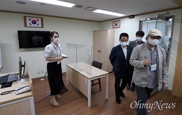 박지원 국가정보원장이 23일 북한이탈주민보호센터 조사실을 기자들과 둘러보고 있다. 