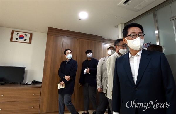 박지원 국가정보원장이 23일 북한이탈주민보호센터 생활실을 기자들과 함께 둘러보고 있다. 