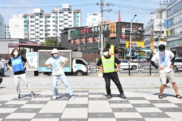 청년들의 율동으로 행진 마무리