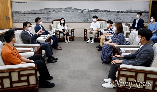 박남춘 인천시장이 6월 23일 시청 접견실에서 열린 '스마트 아이디어 공모전 시상식'에서 수상자들과 환담을 나누고 있다.
