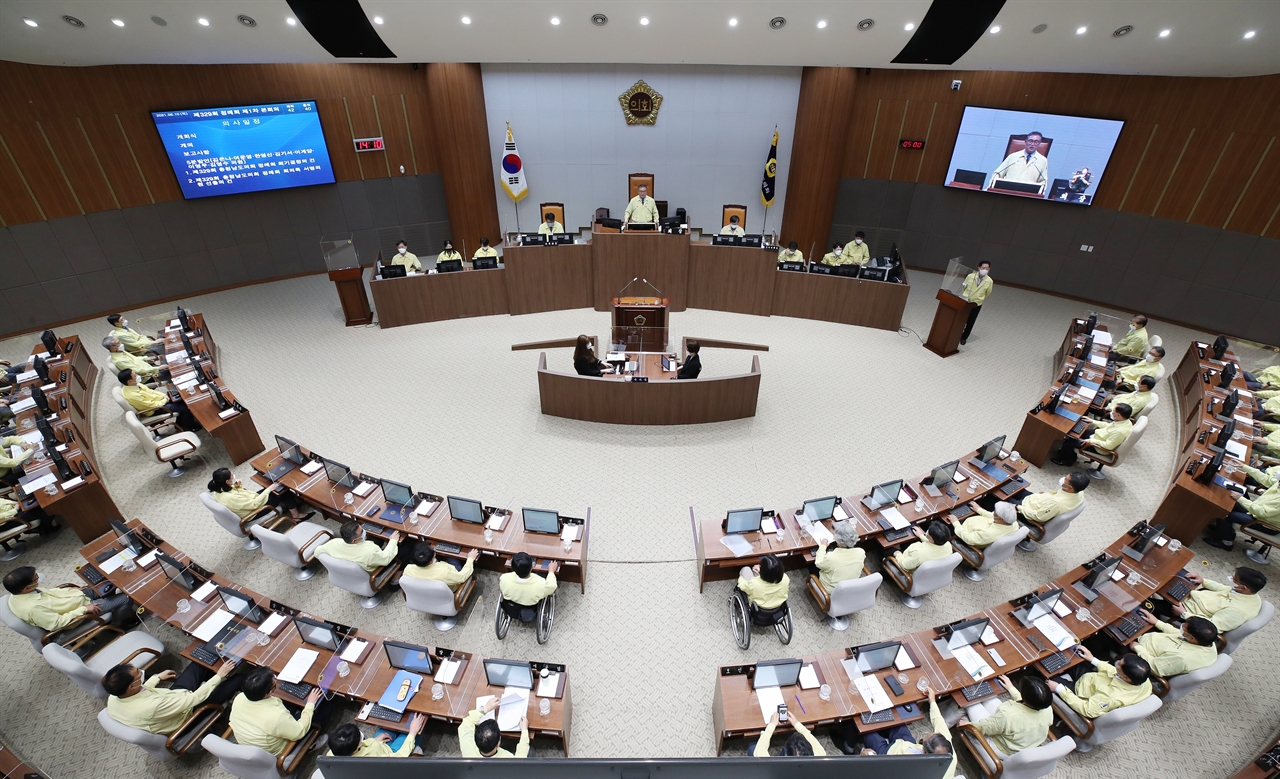 충남도의회(의장 김명선)는  지난 10일부터 오는 29일까지 제329회 정례회를 열고  2020 회계연도 결산 심의와 올해 제1회 추가경정예산안 등을 심의하고 있다. 하지만 도의회운영위원회는 23일 회의를 갖고 애초 제출된 의안을 철회하고 상임위별로 수정된 의안을 놓고 재심사를 벌이기로 했다. 이를 위해 오는 29일까지 갖기로 한 회기를 내달 2일까지로 연장하기로 했다.