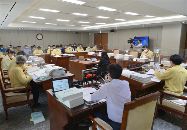 지난 18일 오후 도의회 농수산해양위원회에서 결산 심의를 하던 중 집행부의 원안 결산자료와 도의원들에게 배부된 결산 심의자료가 일부 다른 점이 확인됐다. 세입결산안에 세출 결산 자료가 실렸는데 무려 80쪽이 집행부 자료와 달랐다.