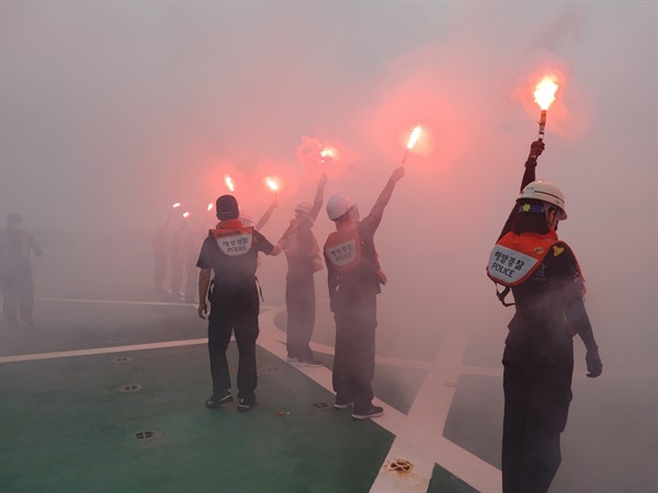 21일 국내 최대 훈련함인 바다로함(3011함)에서 제243기 신임경찰들의 첫 함정 실습인 로켓신호탄, 신호홍염, 자기발연부신호 훈련이 언론에 공개된 모습.
