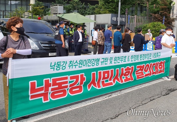  낙동강유역 물관리위원회가 24일 취수원 이전을 포함한 낙동강 통합물관리 방안 심의 의결에 나서자 지역 농민과 환경단체들이 세종정부종합청사 환경부 앞에서 규탄 집회를 잇따라 열고 있다.