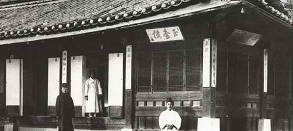 1895년 10월 8일, 왕후 민씨가 일본인들에게 죽임을 당한 장소인 건청궁 옥호루.