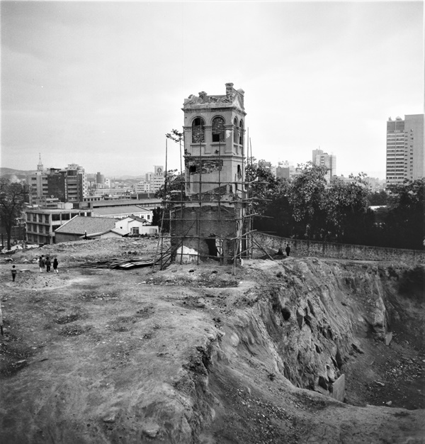 한국전쟁으로 사라진 본관 외 유일하게 남은 3층 전망 탑을 1973~74년 수리하는 모습이다.