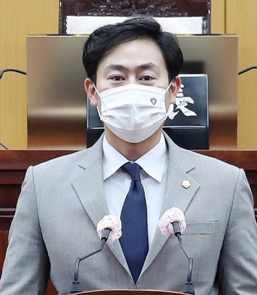 최기정 서산시의원이 24일 서산시의 관피아 문제를 지적했다.