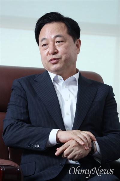 더불어민주당 대선주자인 김두관 의원이 24일 서울 여의도 국회 의원회관에서 <오마이뉴스>와 인터뷰하고 있다.

