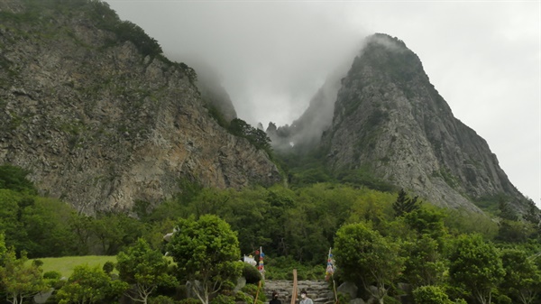 성불사 뒤로 보이는 송곳산. 울릉군은 이렇게 산 모양이 기기묘묘하다.