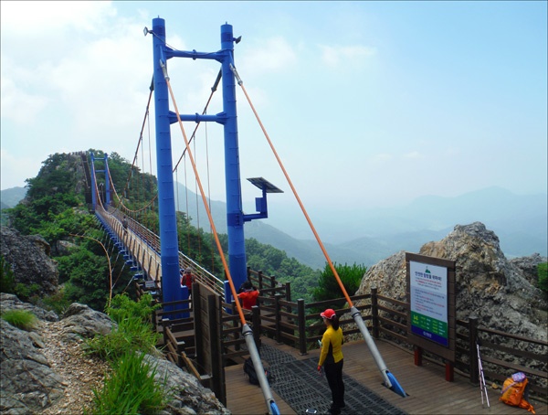     전남 화순군 백아산 하늘다리. 마당바위(756m)와 절터바위를 잇는 현수교이다. 