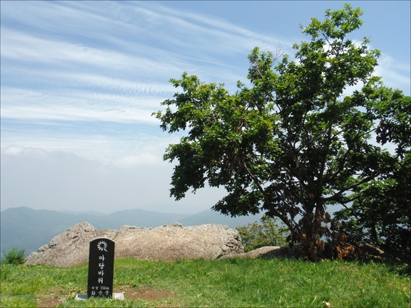     한국전쟁 당시 토벌대와 빨치산이 혈전을 벌였던 마당바위(756m)에서.