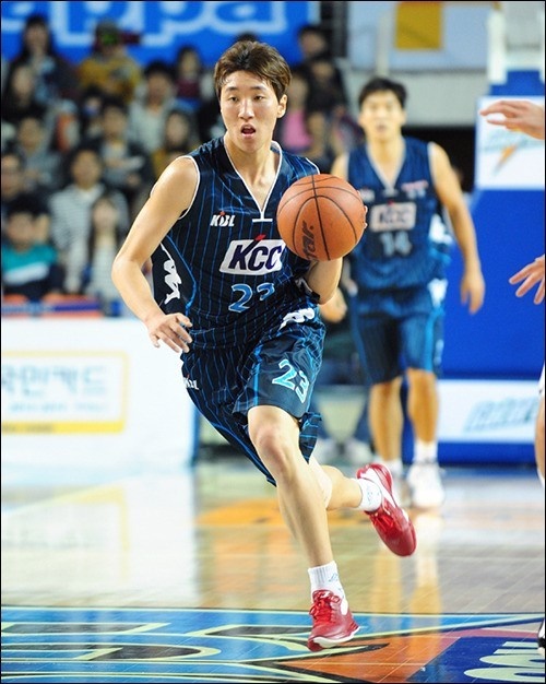  '음주사고'로 농구 인생이 무너져내린 비운의 천재 김민구가 은퇴를 선언했다.