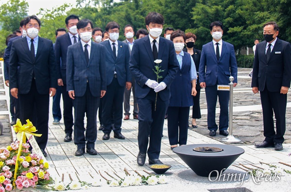이준석 국민의힘 대표가 25일 오후 봉하마을 고 노무현 대통령 묘소를 참배했다.