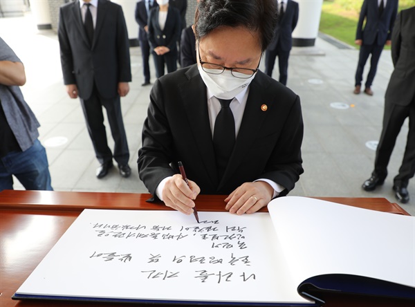  한국전쟁 발발 71주년을 맞은 25일 박범계 법무부 장관이 동작구 국립서울현충원에서 참배 후 방명록에 "국민의 인권 보호, 사법통제기관으로 우리 검찰이 거듭 나겠습니다"라고 썼다.