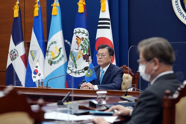 문재인 대통령이 25일 오전 청와대에서 화상으로 열린 제4차 한-중미통합체제(SICA) 정상회의에 참석해 있다.