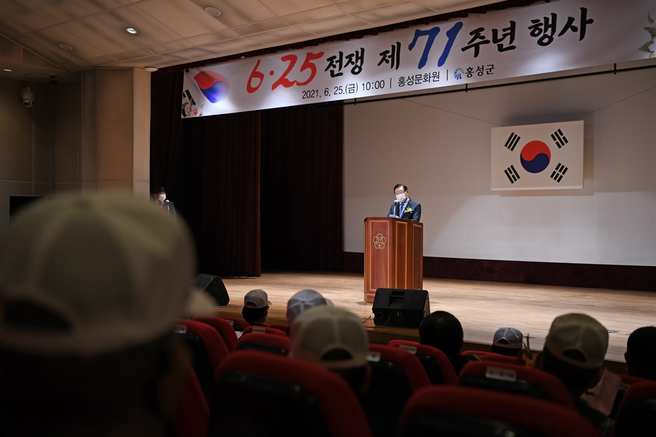 김석환 홍성군수는 기념사를 통해 "청소년들에게？6.25전쟁의？역사적？사실을？바로？알리는？것이？중요한？국가적？과제"라면서 "목숨？바쳐？나라를？지켜낸？6.25 참전？영웅들의？고귀한？희생과？감사함을？기억"해야 한다며 이같이 강조했다.