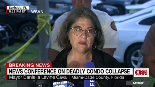 다니엘라 레빈 카바 카운티장의 아파트 붕괴 사고 관련 기자회견을 전하는 CNN 갈무리.