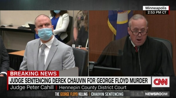 흑인 남성 조지 플로이드 살해 혐의로 기소된 데릭 쇼빈 전 경찰관에 대한 선고 공판을 보도하는 CNN 갈무리.