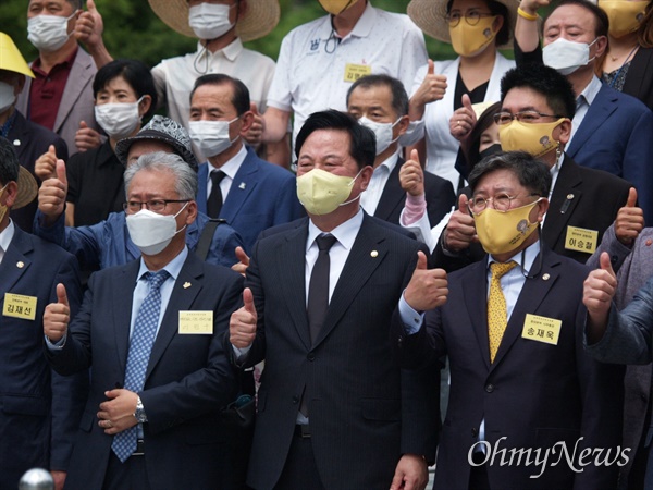 김두관 국회의원이 26일 봉하마을을 방문해 고 노무현 전 대통령 묘소를 참배하고, '노무현정신계승연대' 전국 발대식에 함께 했다.