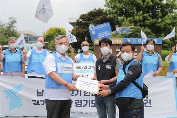 49일차 남북철도잇기 한반도평화대행진 49일차를 맞아 수원역을 출발한 70여명의 행진단은 이날 수원종합운동장으로 향했다. 이날 참가자들은 경기도청 앞에서 기자회견을 열고 남북철도 연결을 위해 경기도와 이재명 지사가 적극적인 역할을 해줄 것을 촉구했다.