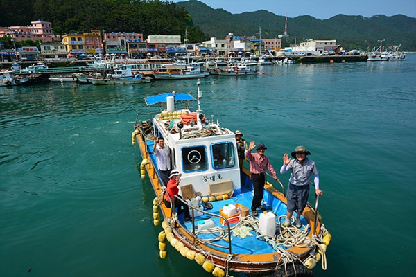 흑산항에 입항한 이재언 연구원의 등대호 모습