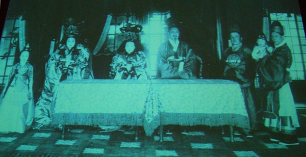 1922년, 영친왕 부부가 장남을 데리고 고국을 방문, 당시 사진이다. <영친왕 일가 복식(2010.4.27~5.23)'> 전시 당시 영상 화면을 찍은 것이다.