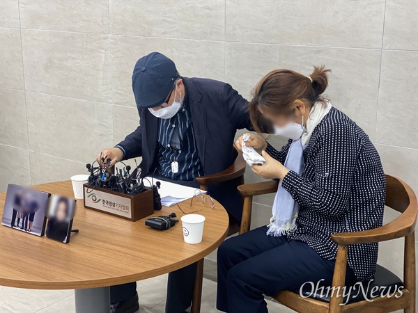  28일 오전 경기도 성남 국군수도병원 장례식장에 성추행 피해로 사망한 이아무개 공군 중사의 유가족이 기자회견을 하고 있다. 