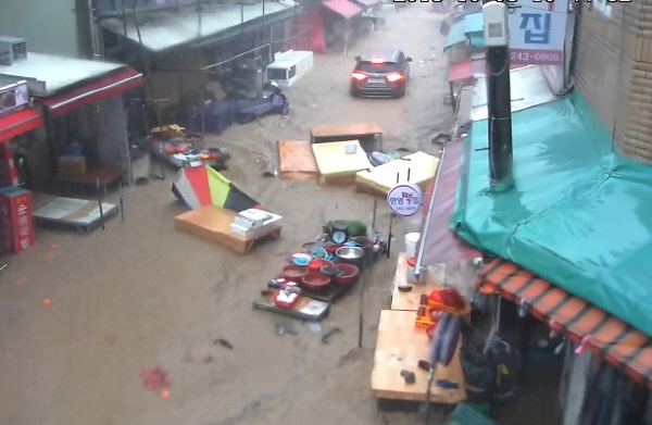 2016년 10월 5일 불어닥친 제18호 태풍 '차바'로 많은 비가 내려 태화강 인근인 울산 중구 태화시장이 물에 잠겨 상가의 물건들이 떠내려 가고 있다.