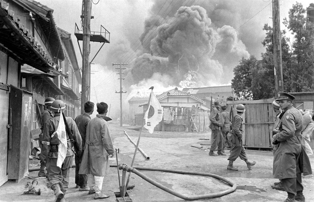 1948년 10월 여수 시가지가 불타고 있는 모습.