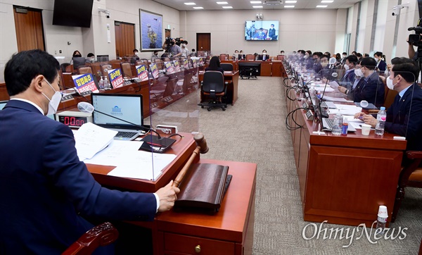  28일 서울 여의도 국회에서 열린 산업통상자원중소벤처기업위원회 전체회의에서 소상공인 보호 및 지원에 관한 법률 개정안(손실보상법)이 국민의힘 등 야당 의원들이 퇴장한 가운데 통과되고 있다.