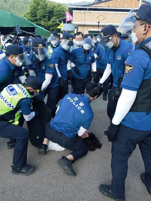 경찰이 대학생을 연행하기 위해 진압하고 있다.
