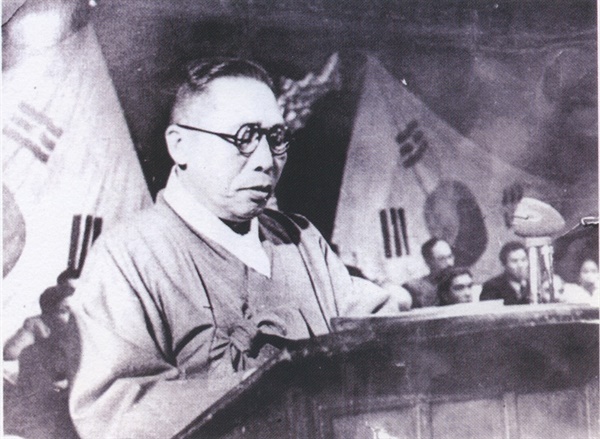 남북제정당사회단체연석회의에서 축사 중인 김구 주석(1948.4.22.) 남북제정당사회단체연석회의에서 축사 중인 김구 주석(1948.4.22.)