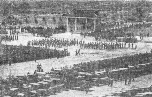 1955년 4월 22일 육해공군 전몰장병 합동추도식이 열린 국립서울현충원(당시 국군묘지)의 모습이다. 정부는 이 해에 군묘지관리소를 설치했다.(사진 : 4월 23일자 경향신문 갈무리) 