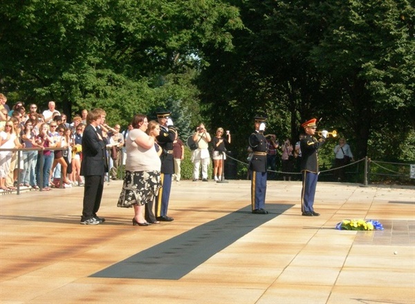 알링턴 국립묘지에서 군 의장대가 한 유가족의 추모행사를 진행하고 있다. 알링턴에는 군인들만 묻혀있어 국방부에서 관리한다. 