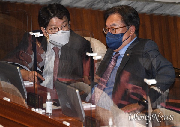 국민의힘 권성동(왼쪽부터), 정진석 의원이 6월 29일 국회 본회의에서 대화하는 모습.