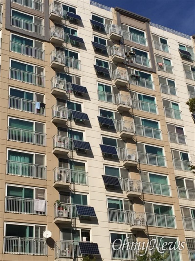 서울시 은평구 한 아파트 단지 베란다에 설치된 태양광 미니발전소. 